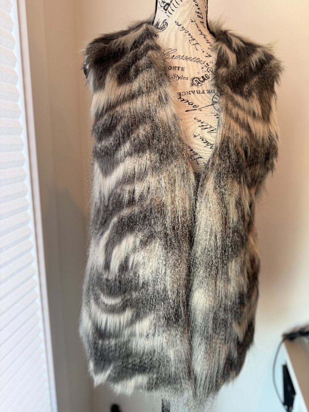 Cupcakes and Cashmere Faux Fur Vest in grey-black
